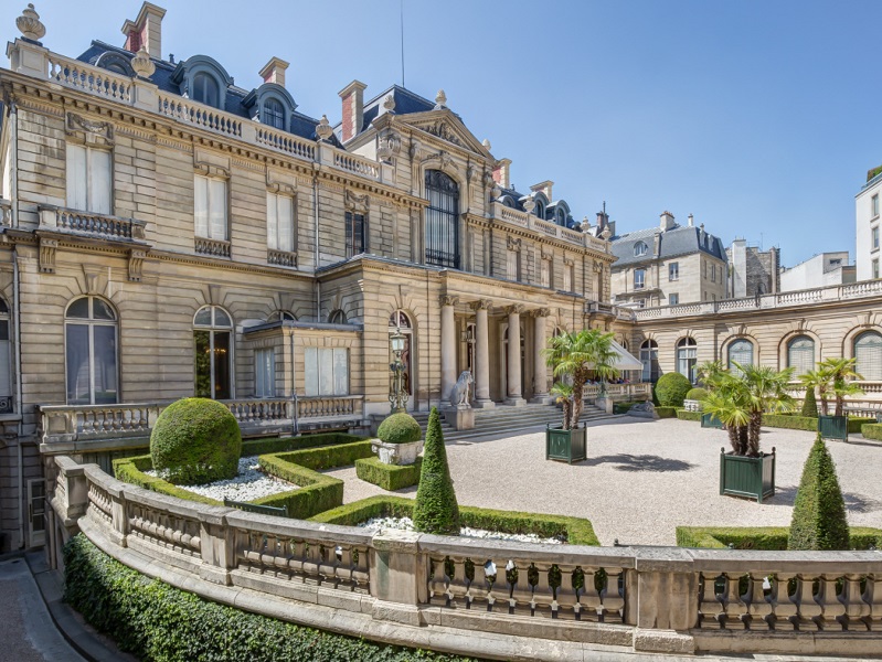 Photo de la cour du musée avec ses statues