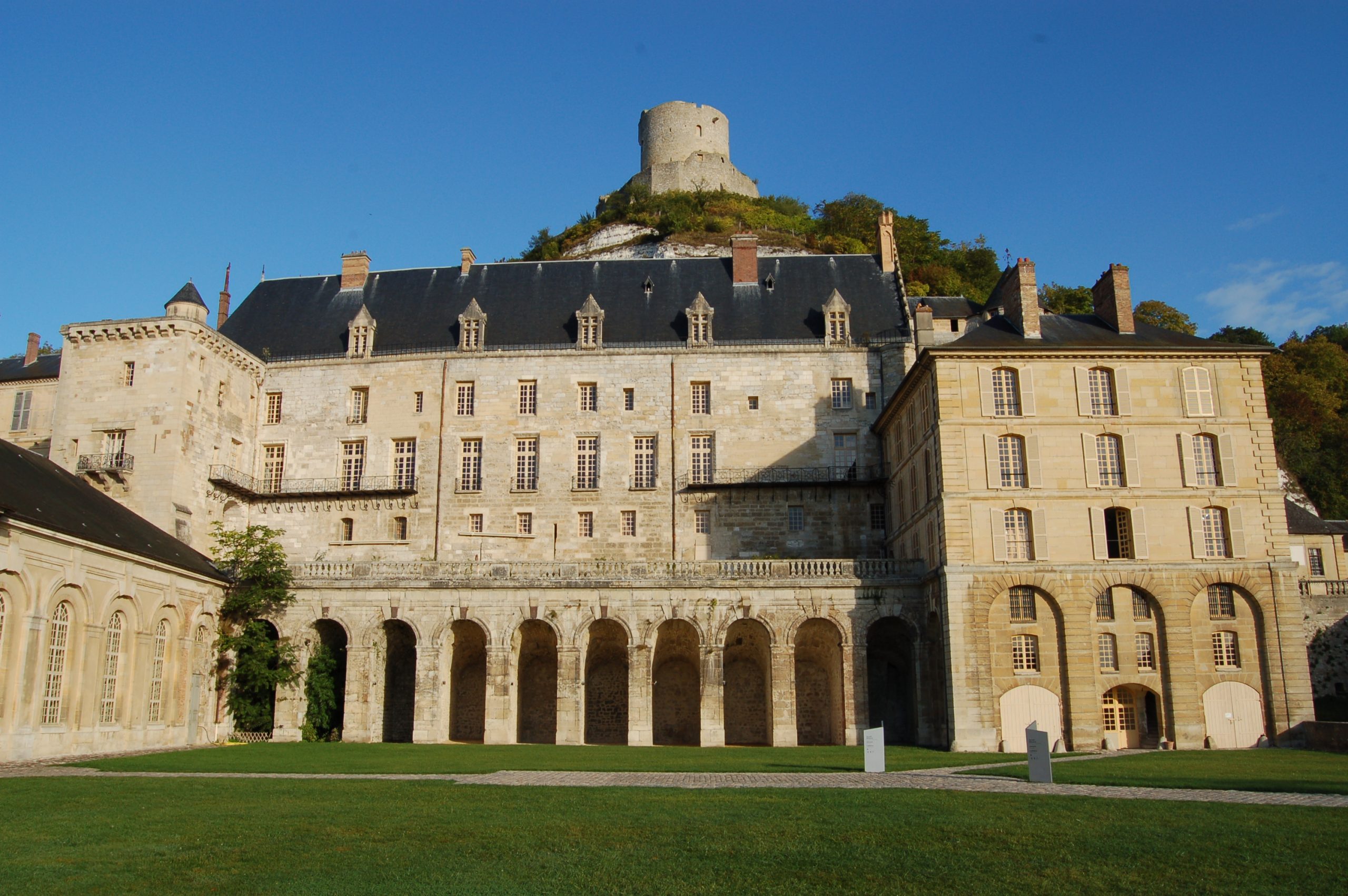 Chateau de La Roche-Guyon depuis la Cour des écuries 2 créditChâteau de LRG